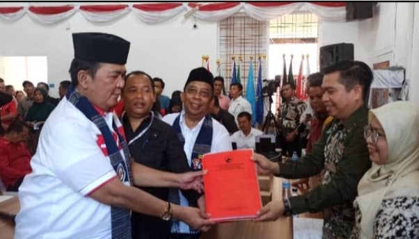 Saat Mendaftar, Pasangan Calon Walikota/ Wakil walikota Yansantoso Purba – Irwan ‘Merahkan’ KPUD