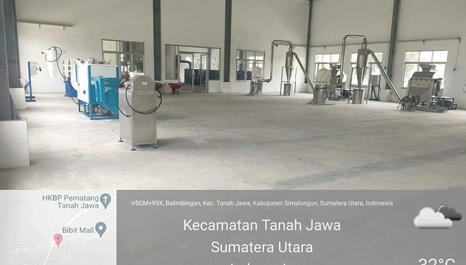 Bangunan Sarana Produksi IKM  Rp. 3,5 M di Tanah Jawa Sudah Rusak, BPK Diharap Audit    SIMALUNGUN-SUMUT, SIAGA-NEWS.COM|| Pemerintah Kabupaten ( Pemkab) Simalungun melalui dinas perindustrian dan perdagangan ( Disperindag) telah melaksanakan pembangunan sarana produksi IKM  pada tahun 2023 di Nagori Tanjung pasir, kecamatan Tanah Jawa. Tidak tanggung-tanggung, dalam rangka mendukung produktivitas dan meningkatkan kesejahteraan para petani di Simalungun melalui pembangunan Industri Kecil Menengah (IKM), Pemerintah telah mengeluarkan dana sebanyak Rp. 3.508.972.000, bersumber dari Dana Alokasi Khusus ( DAK).  Namun kondisi bangunan setelah selesai dikerjakan tidak sesuai dengan harapan. Dimana, lantai bangunan terlihat sudah pecah pecah, dan retak. Hal itu sesuai dengan amatan tim, Kamis, (4/4/2024),  Kondisi bangunan yang tidak sesuai dengan harapan, menjadikan masyarakat kecewa terhadap pelaksana proyek dan instansi yang melakukan pengawasan yang tidak maksimal. Seperti yang disampaikan Pahala Saragi, SH kepada tim siaga-news.com, disebuah warung yang tidak jauh dari lokasi bangunan. Pahala mengatakan sesuai hasil amatan, kondisi  bangunan sudah rusak seperti retak – retak di bagian lantai bangunan. Kondisi bangunan itu ditengarai karena proses pembangunan gedung dilakukan tidak sesuai dengan yang direncanakan. Dirinya juga menceritakan bahwa pada saat pembangunan dinding, pihak Panitia pernah membongkar pasangan batu bata karena dinilai tidak sesuai dengan bestek. ” Bagus tindakan pihak Panitia yang sudah memberikan gambaran yang baik kepada para pekerja tukang. Tapi kan, Panitia itu kan tidak selamanya di lokasi proyek, dan itulah Dugaan, sehingga bangunan itu sudah rusak,” tambahnya. Pahala juga berharap kepada pemerintah kabupaten Simalungun, Bupati, ketua DPRD, dan inspektorat agar melakukan peninjauan lapangan, sehingga bangunan itu bisa diperbaiki lagi. Dan bila perlu, Badan Pemeriksa Keuangan ( BPK) agar turun ke lokasi bangunan untuk mengaudit dan menghitung nilai bangunan yang sudah selesai dikerjakan oleh rekanan namun sudah rusak,” harapnya. Sebelumnya juga, hasil investigasi yang dilakukan pada bulan Desember tahun 2023 lalu,  dari plank proyek diketahui bahwa pekerjaan tersebut milik Dinas Perindustrian dan Perdagangan (Disperindag) Kabupaten Simalungun yang dikerjakan melalui rekanan penyedia barang dan jasa melalui CV.Putra Jaya yang beralamat kantor di Jalan Padang No 04, Medan Tembung, Kota Medan,dengan Nomor kontrak 10/PPK-DAK/VII/Disperindag/2023,  Tanggal 20 Juli 2023. Ada beberapa dugaan kecurangan, yakni pada pemasangan cincin besi, dimana pekerja memasang jarak cincin sangat jauh, yakni terpasang antara 25 cm sampai 35 cm. Padahal cincin berfungsi mengikat besi ton, sehingga jarak yang dibutuhkan 10 cm sampai 20 cm. sehingga kualitas bangunan bisa bertahan lama. Selain itu pada campuran semen juga diduga tidak sesuai standar.••//tim