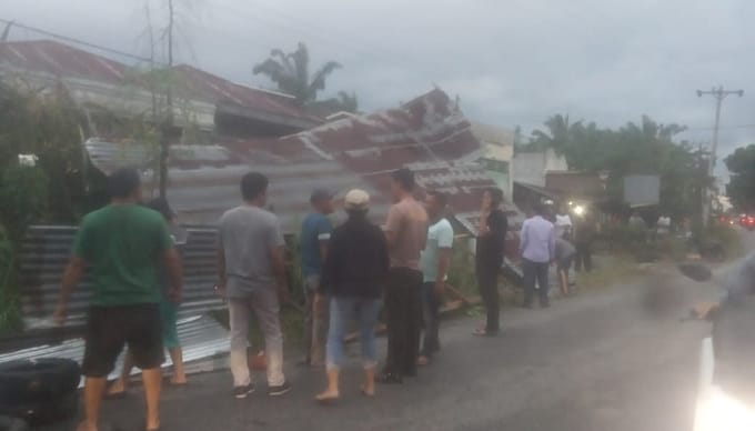Puting Beliung Hantam Rumah Warga Kelurahan Tanjung Pinggir, Camat dan Lurah Sigap terjun Ke Lokasi.