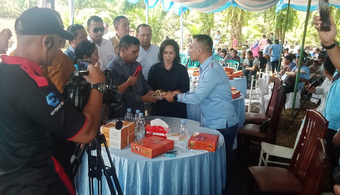 Paslon Bupati Anton-Benny Hadiri Marsombuh Sihol  PT.Mulia Jaya Trastama. Maringan Tua Sinaga : Saya Tinggalkan Dia, Karena Saya Tidak Mau Lagi Janji-Janji.